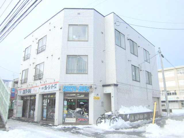 Building appearance. Bright rooms were built on corner lot