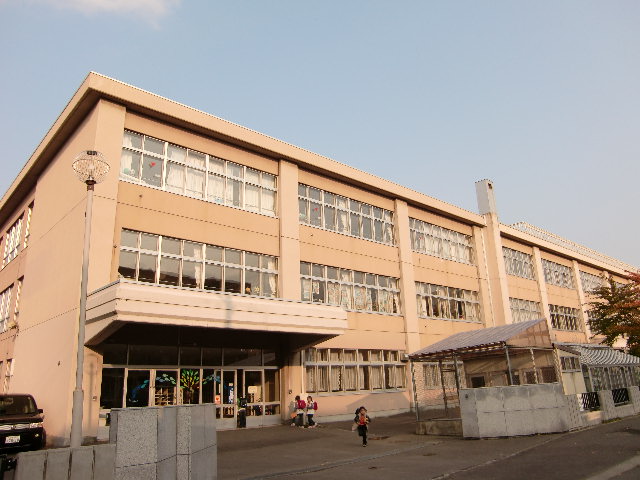 Primary school. 662m to Sapporo Municipal Sakaehigashi elementary school (elementary school)