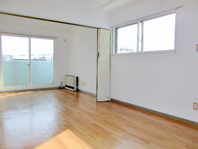 Other room space. It is a popular all-Western-style type of room