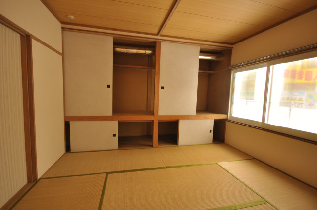 Other room space. With large storage! One with a lot of luggage, It is recommended. 