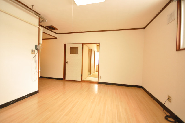 Living and room. The floor is clean cushion floor. I There is a feeling of cleanliness. 