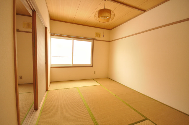 Other room space. One of the Japanese-style room is pleasing drawing room. 