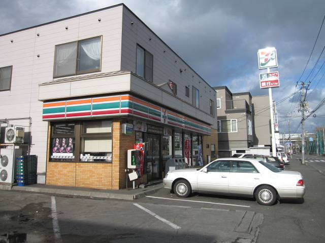 Convenience store. Seven-Eleven Sapporo Kita Article 32 store (convenience store) to 350m