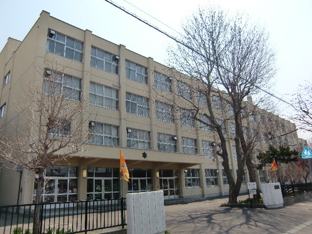 Primary school. 1103m to Sapporo Municipal Tamotsu Mika elementary school (elementary school)