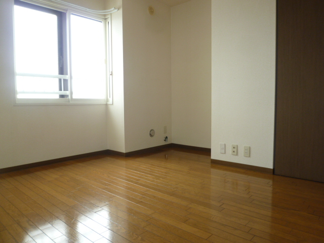 Other room space. All rooms have a bright room facing south