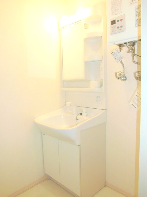 Washroom. Equipped with shampoo dresser