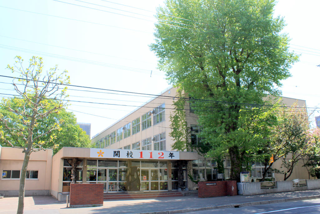 Primary school. 425m to Sapporo Municipal Kitakujo elementary school (elementary school)