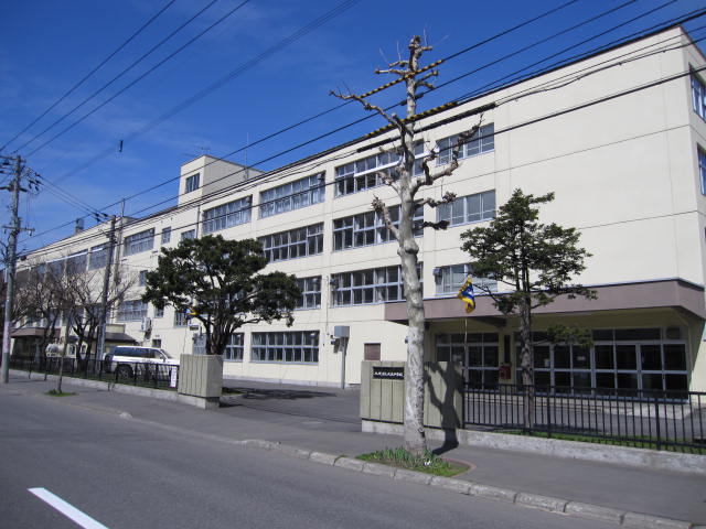 Junior high school. 350m to Sapporo Municipal Beichen junior high school (junior high school)