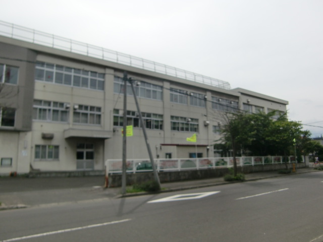 Primary school. 633m to Sapporo Municipal Higashinaebo elementary school (elementary school)