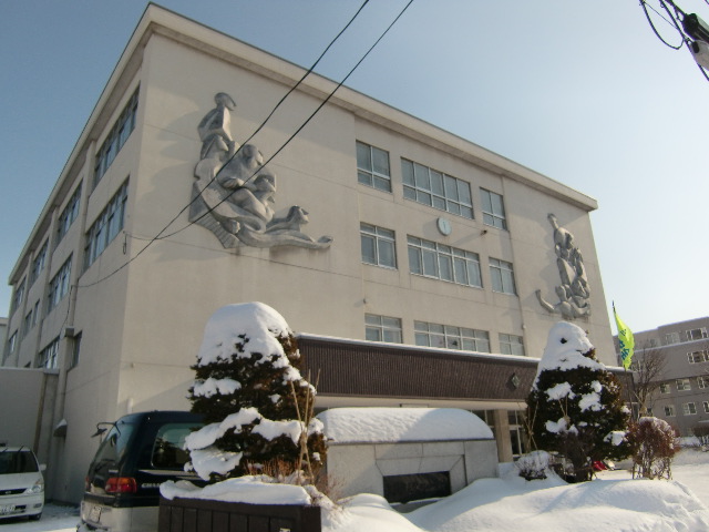 Junior high school. 632m to Sapporo Municipal Sakaemachi junior high school (junior high school)