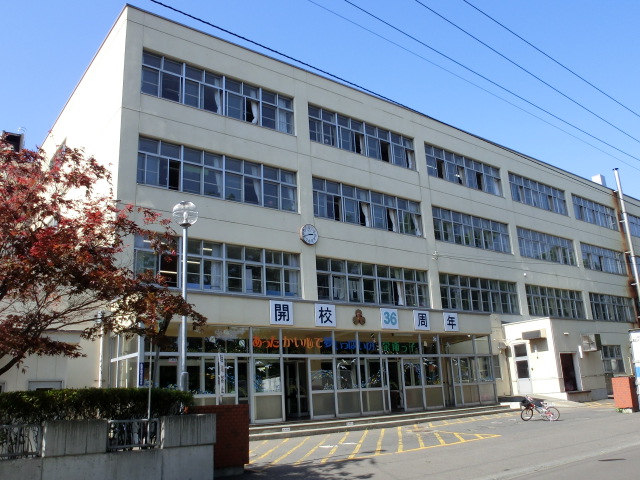 Primary school. 1006m to Sapporo Municipal Sakaeminami elementary school (elementary school)