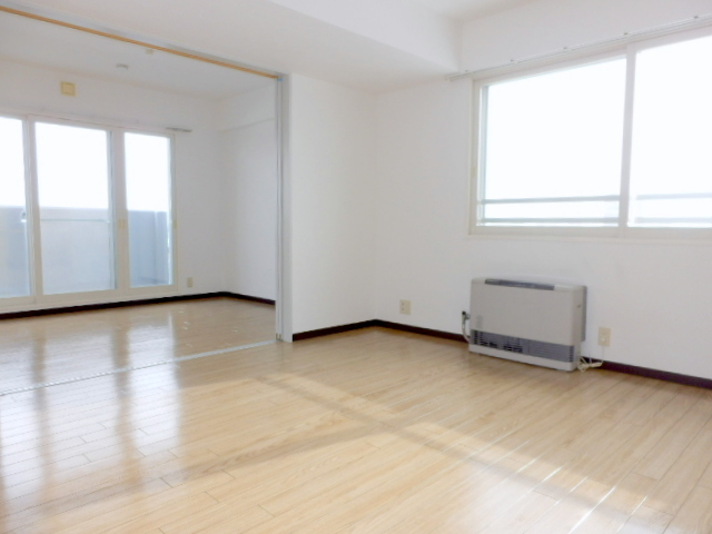 Living and room. It is also a warm apartment yang per good winter