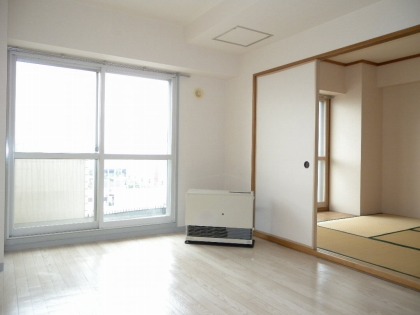 Living and room. It is east-facing sunny rooms