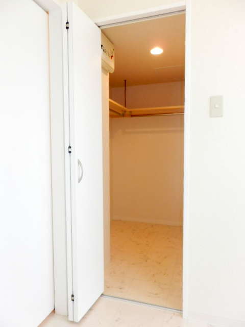 Receipt. Spacious walk-in closet complete