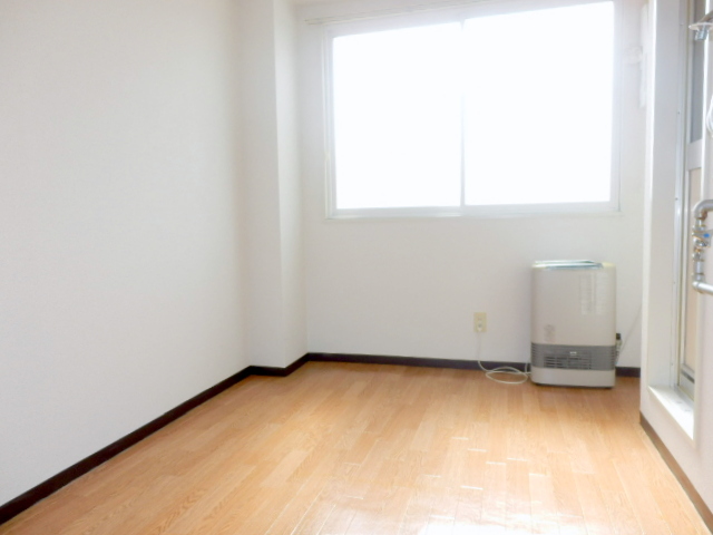 Other room space. It is a popular all-Western-style type of room