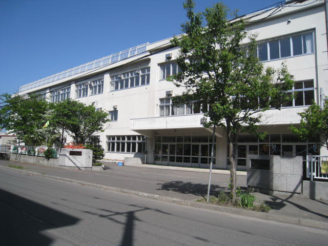 Primary school. 302m to Sapporo Municipal Higashinaebo elementary school (elementary school)