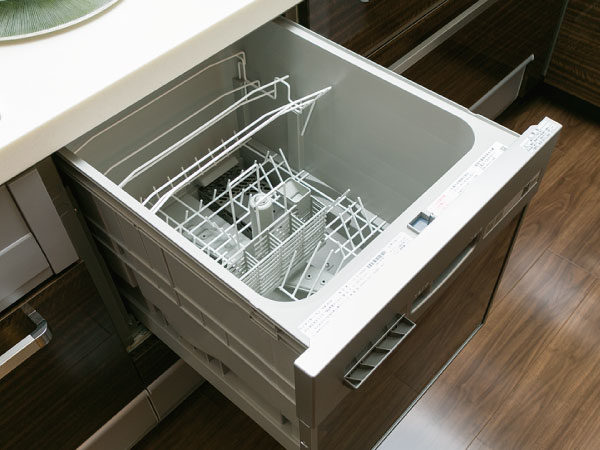 Kitchen.  [Dishwasher] Under the counter, Standard equipped with a slide-open type of large capacity. It requires clean up meals quickly, water bill ・ electric bill ・ It is economical compared to hand washing even in comparison detergent fee, etc. in total