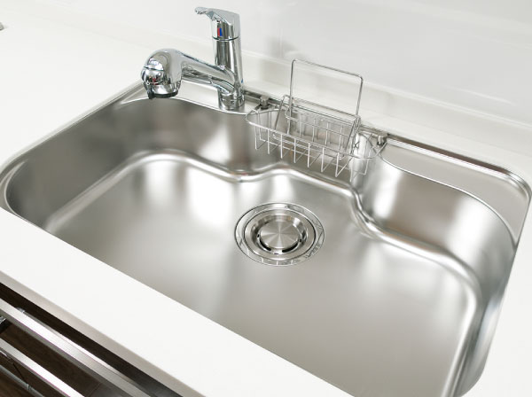 Kitchen.  [Quiet sink] Ya sound water falls on sink, Adopt a silent sink to reduce noise, such as warping sound of "Bokon" when flushed with hot water. It does not interfere with the TV sound, It has achieved a quiet kitchen