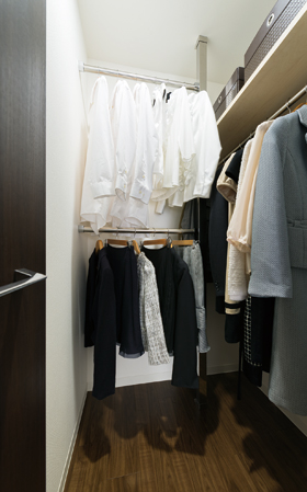 Receipt.  [Walk-in closet] Equipped with a walk-in closet in the master bedroom. I like can the store plenty go more clothes. Also, In addition to having a closet to all plan on living, closet, Closet and was functionally layout (B ・ E ・ F ・ G type only)