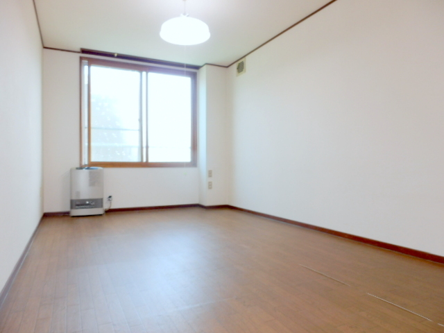 Living and room. It is a bright room