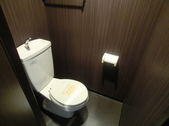 Toilet. Roll Storage ・ There are towel ☆ 