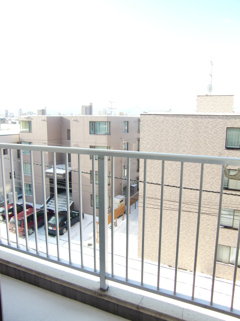 Balcony. It is a west-facing balcony ☆ 