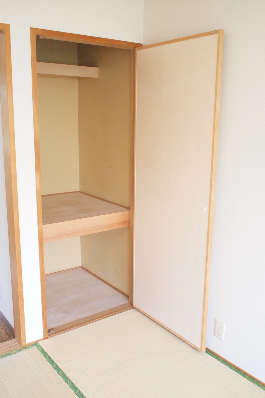 Receipt. Is a Japanese-style room of storage. 