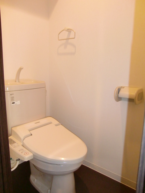 Toilet. Washlet equipped! 