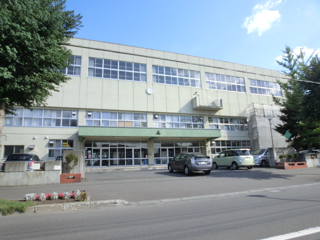 Junior high school. 920m to Sapporo Tatefuda seedlings junior high school (junior high school)