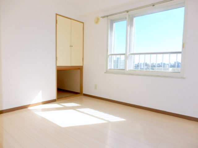 Other room space. It is a popular all-Western-style type of room