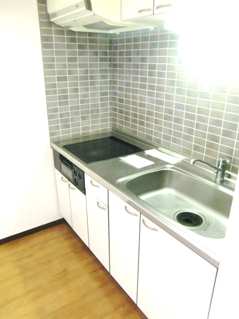 Kitchen. IH is equipped with cooking heater