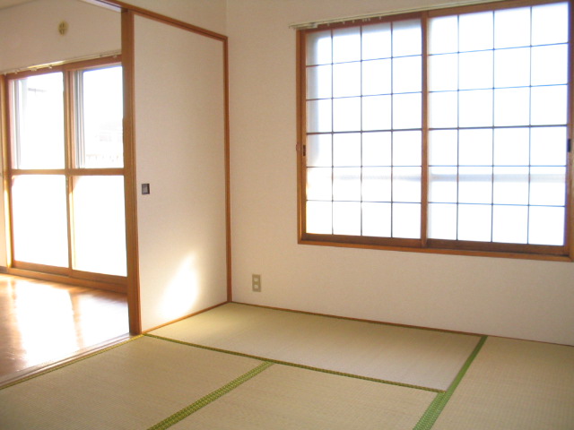 Living and room. Is a Japanese-style room. 