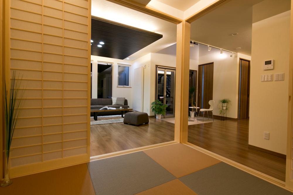 Non-living room. Living as seen from the Japanese-style room