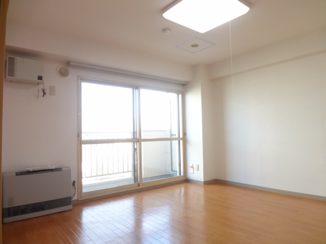 Living and room. Spacious 12 Pledge of DK!