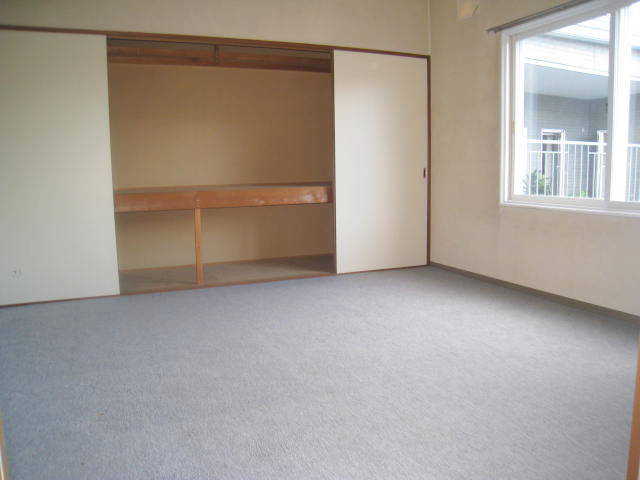 Other room space. Spacious storage of Western-style