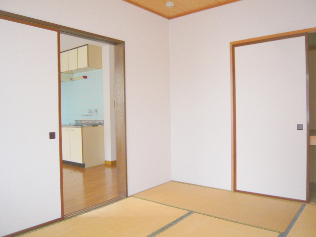 Other room space. Is a Japanese-style room. Here also with convenient storage space! 