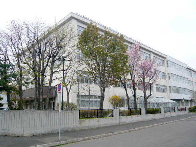 Junior high school. 240m to Sapporo Municipal Sakaemachi junior high school (junior high school)