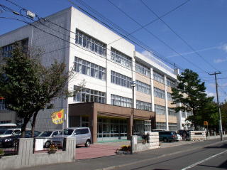 Primary school. 348m to Sapporo Municipal Motomachi Elementary School (elementary school)
