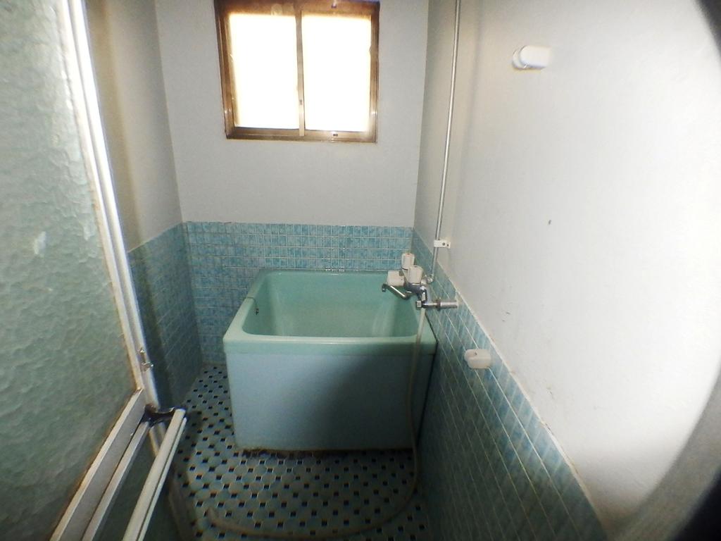 Bath. Because there is a window in the bathroom, It is ventilation Rakuchin