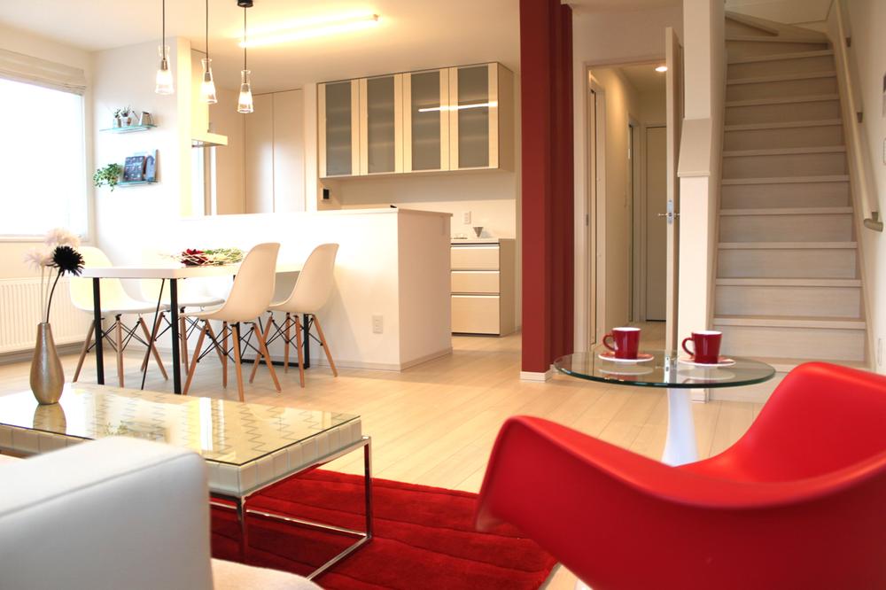 Living. Red accent cross eye-catching in the kitchen next to the pillar! (Dtype)