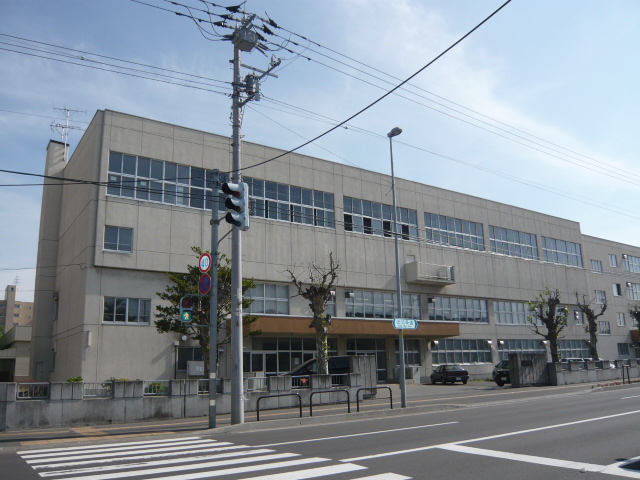 Junior high school. 611m to Sapporo City Tamotsu Mika junior high school (junior high school)