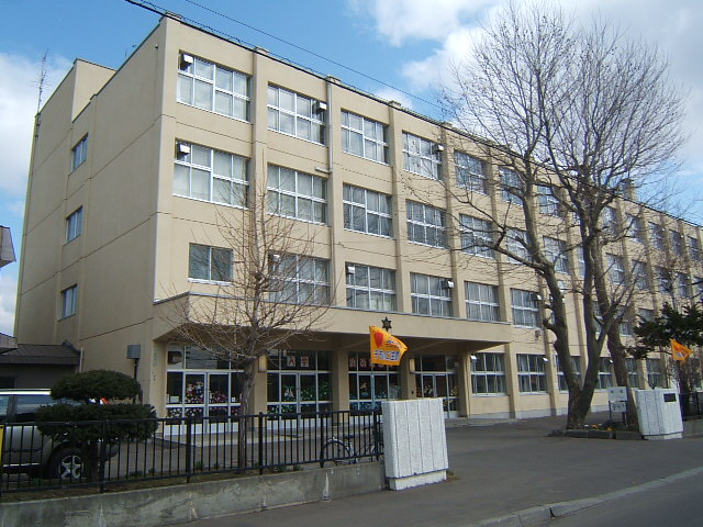 Primary school. 443m to Sapporo Municipal Tamotsu Mika elementary school (elementary school)