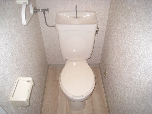 Toilet. Towel rack ・ There is also a roll storage ☆ 