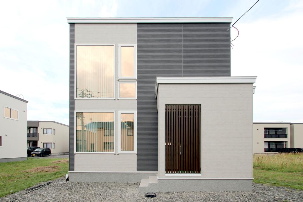 Model house photo. Built in No. 4 in the same residential land. Land and buildings set 33.5 million yen Building area 107.24 sq m