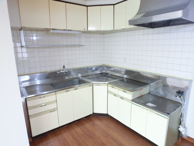 Kitchen. L-shaped kitchen