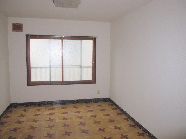 Living and room. It is decorated already Western-style! !