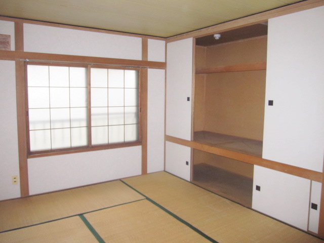 Living and room. Is a Japanese-style room there is a large storage! !