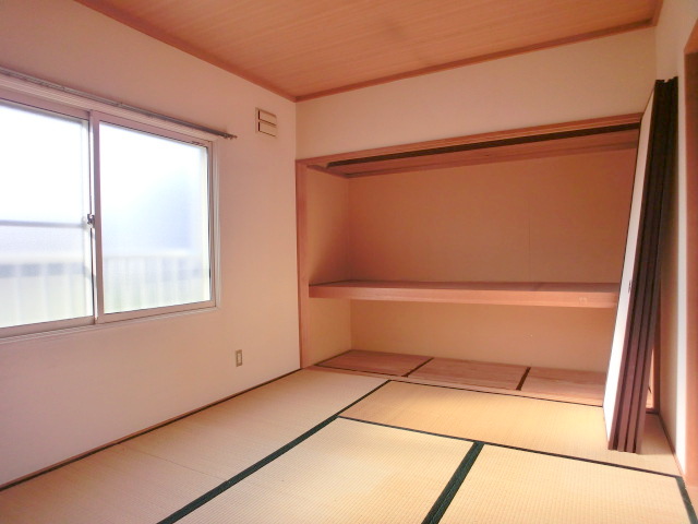 Other room space. Japanese-style room of one side storage