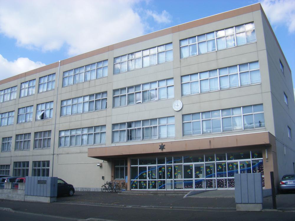 Junior high school. 965m to Sapporo Municipal Sakaeminami junior high school