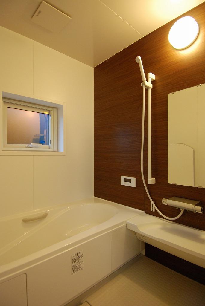 Bathroom. Windowed bathroom ・ Full Otobasu (November 2013) Shooting Compartment No. 1